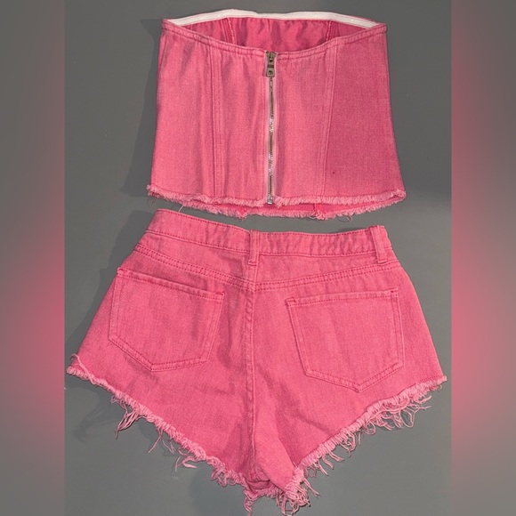 PINK DENIM SET W/ CORSET TOP
DOMONIQUE STRAPLESS DENIM TOP
DOMONIQUE DENIM SHORT - Picture 2 of 8